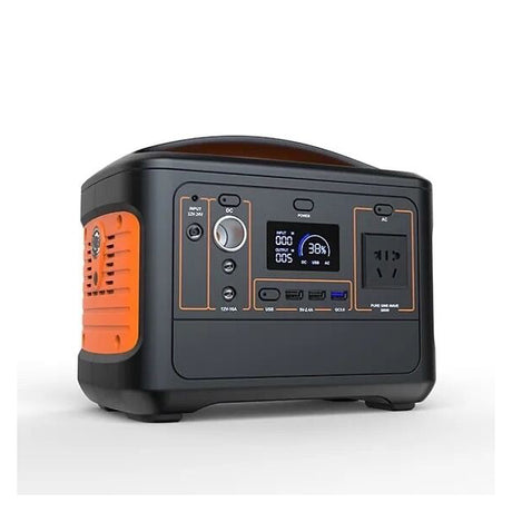 Die tragbare Powerstation ist mit einem leistungsstarken LifePo4 Akku von 568Wh und einem Wechselrichter von 600 Watt ausgestattet. Ideal für unterwegs oder bei Stromausfällen zu Hause, um Ihre Geräte mit zuverlässiger Energie zu versorgen. Die technischen Daten umfassen eine Lithium-Ionen-Batterie mit 568Wh, einen reinen Sinus-Wechselrichter von 600W (mit einer Spitzenleistung von 1000W) und verschiedene Anschlussmöglichkeiten, darunter einen DC Solarport für ein optionales Solarpanel.