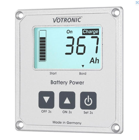 Der Votronic LCD-Batterie-Computer 400 S (MPN 1269) bietet präzise Batterieüberwachung mit einem verbesserten Smart Mess Shunt für 12V- und 24V-Batterien. Durch die genaue Messung von Batteriespannung, -strom und -kapazität liefert das Gerät detaillierte Informationen zum Batteriezustand. Die übersichtliche LCD-Anzeige ermöglicht einfache Ablesbarkeit, während der frei programmierbare Schaltausgang verschiedene Steuer- und Warnfunktionen bietet.