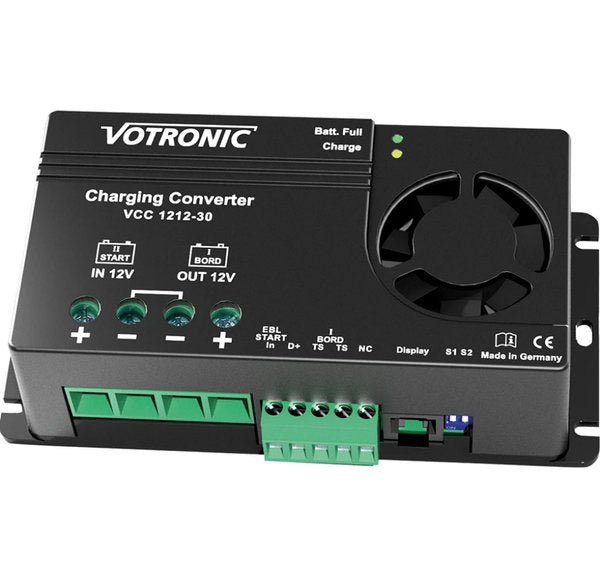 Der Votronic VCC 1212-30 (MPN 3324) ist ein vollautomatischer, nicht isolierter Batterie-Lade-Wandler, perfekt für Sonderfahrzeuge, hochwertige Reisemobile und Boote. Dieser Ladewandler bietet hohe Ladeleistung, gleicht Leitungsverluste aus und schützt gegen Überspannung. Seine kompakte Bauform, geringes Gewicht und kräftig dimensionierte Leistungsbauteile gewährleisten einen sicheren Betrieb.