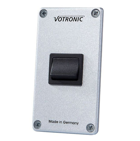 Das Votronic Schalter-Panel 2 x 16 A S (MPN 1291) ist ideal für Wohnmobile und bietet 2 Einzelschalter mit jeweils 2xUM und Flachsteckanschluss. Die Schalter können mit maximal 2x 8A oder 1x 16A belastet werden, und das Panel ist für 12V- und 24V-Systeme geeignet. Mit einer Einbautiefe von etwa 40 mm und den Maßen 84x47x75 mm ist es kompakt und gehört zur Votronic Schalter- und Sicherungspanels Serie, die verschiedene Panels für Schalter, Hauptschalter, Sicherungen, USB-Ports und Steckdosen bietet.