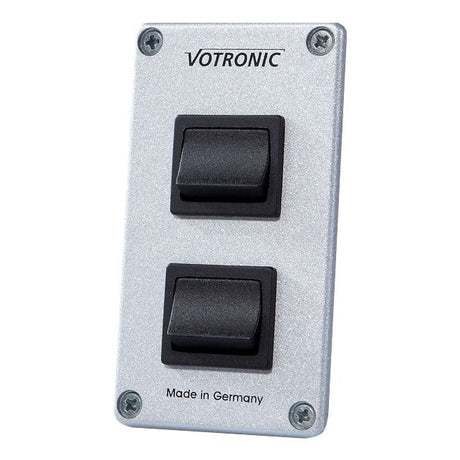 Das Votronic Schalter-Panel 2 x 16 A S (MPN 1291) ist ideal für 12V- und 24V-Systeme in Wohnmobilen konzipiert. Mit integrierten Einzelschaltern können Verbrauchergruppen individuell ein- oder ausgeschaltet werden, mit einer Belastbarkeit von 2x 8A oder 1x 16A pro Schalter. Die Einbautiefe beträgt etwa 40mm, und die Maße von 84x47x45mm machen es kompakt und passend für vielfältige Anwendungen. 
